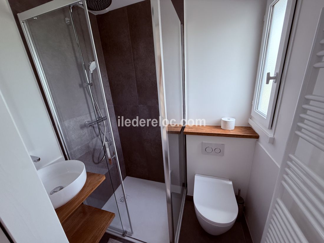 Photo 9 : SALLEDEBAIN d'une maison situ&eacute;e &agrave; Les Portes-en-R&eacute;, &icirc;le de R&eacute;.