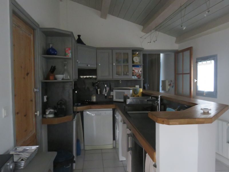 Photo 8 : CUISINE d'une maison située à La Flotte-en-Ré, île de Ré.