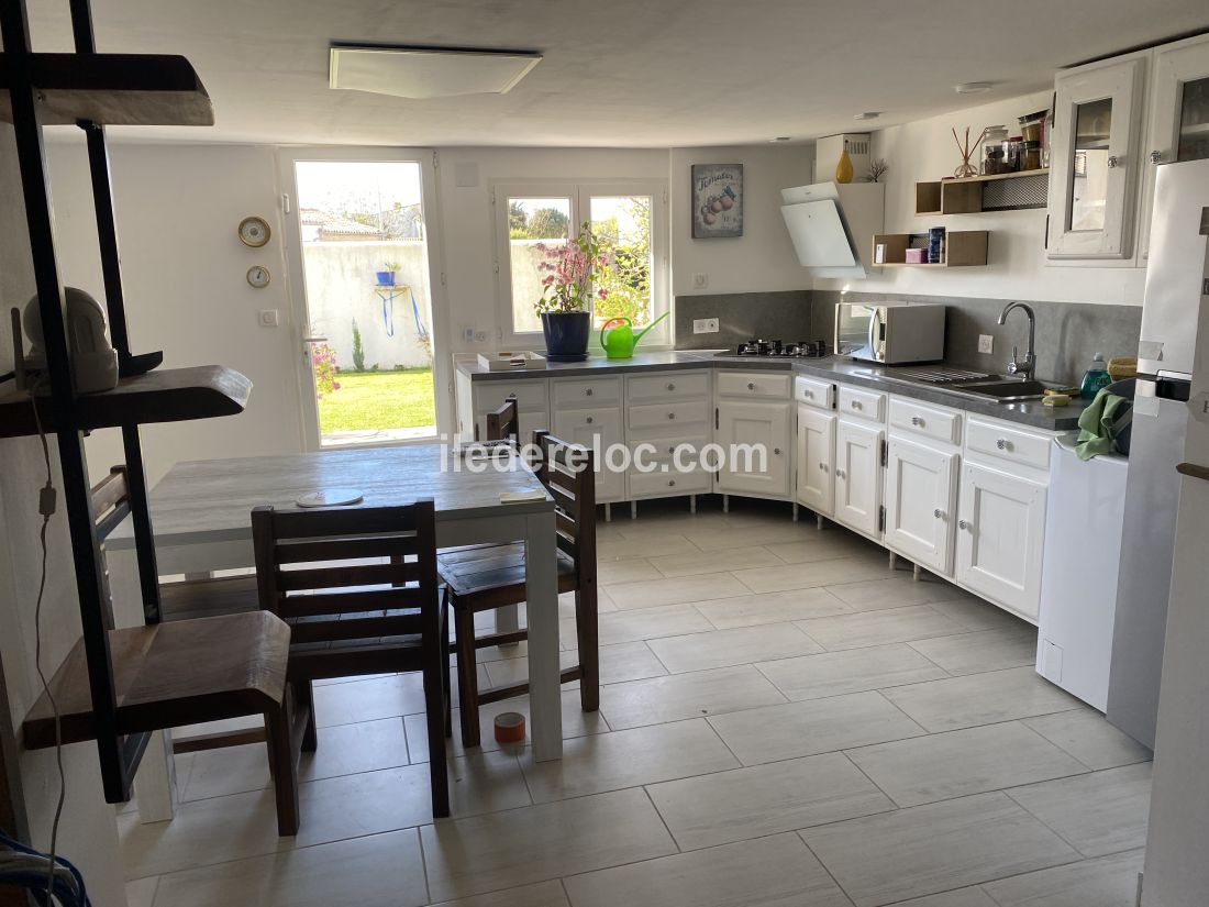 Photo 22 : CUISINE d'une maison située à Sainte-Marie-de-Ré, île de Ré.