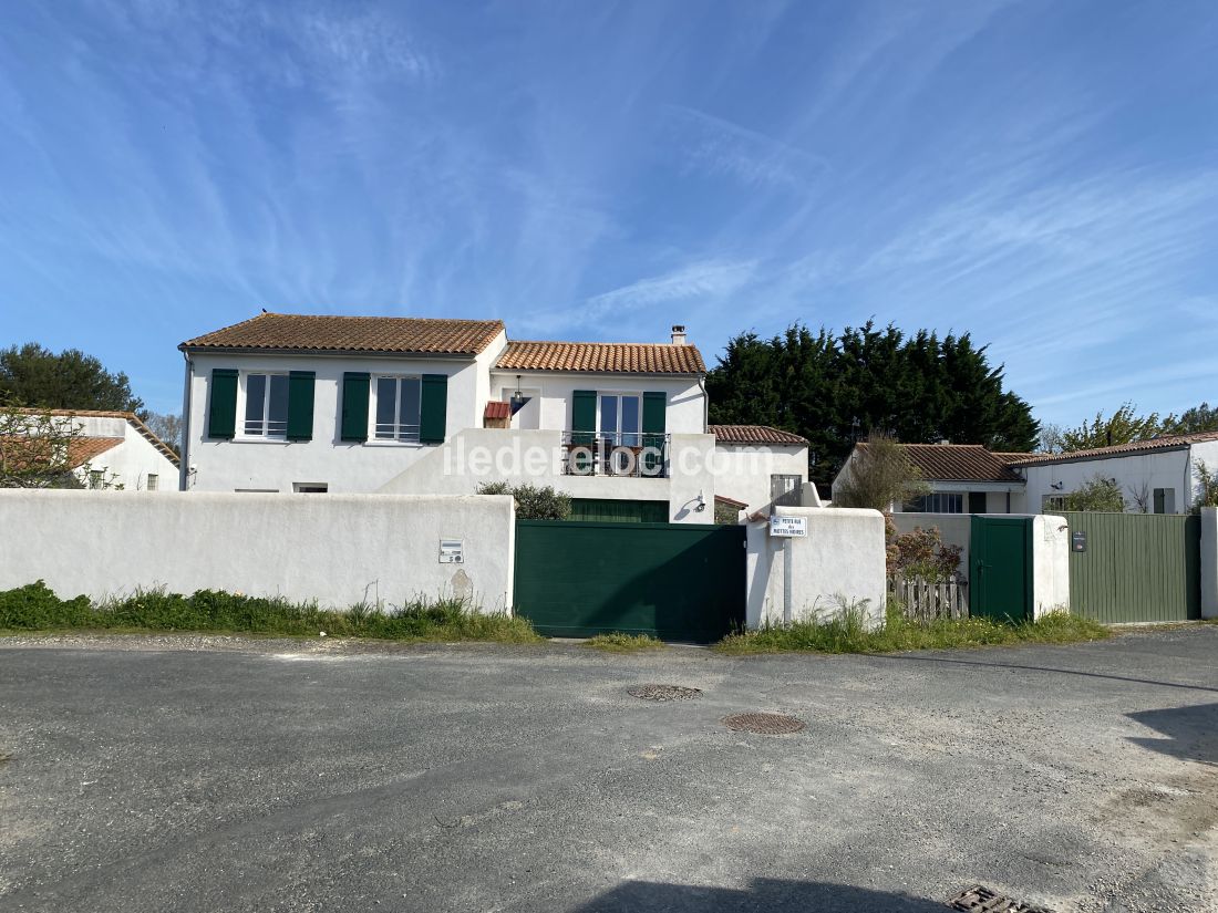 Photo 2 : EXTERIEUR d'une maison située à Sainte-Marie-de-Ré, île de Ré.