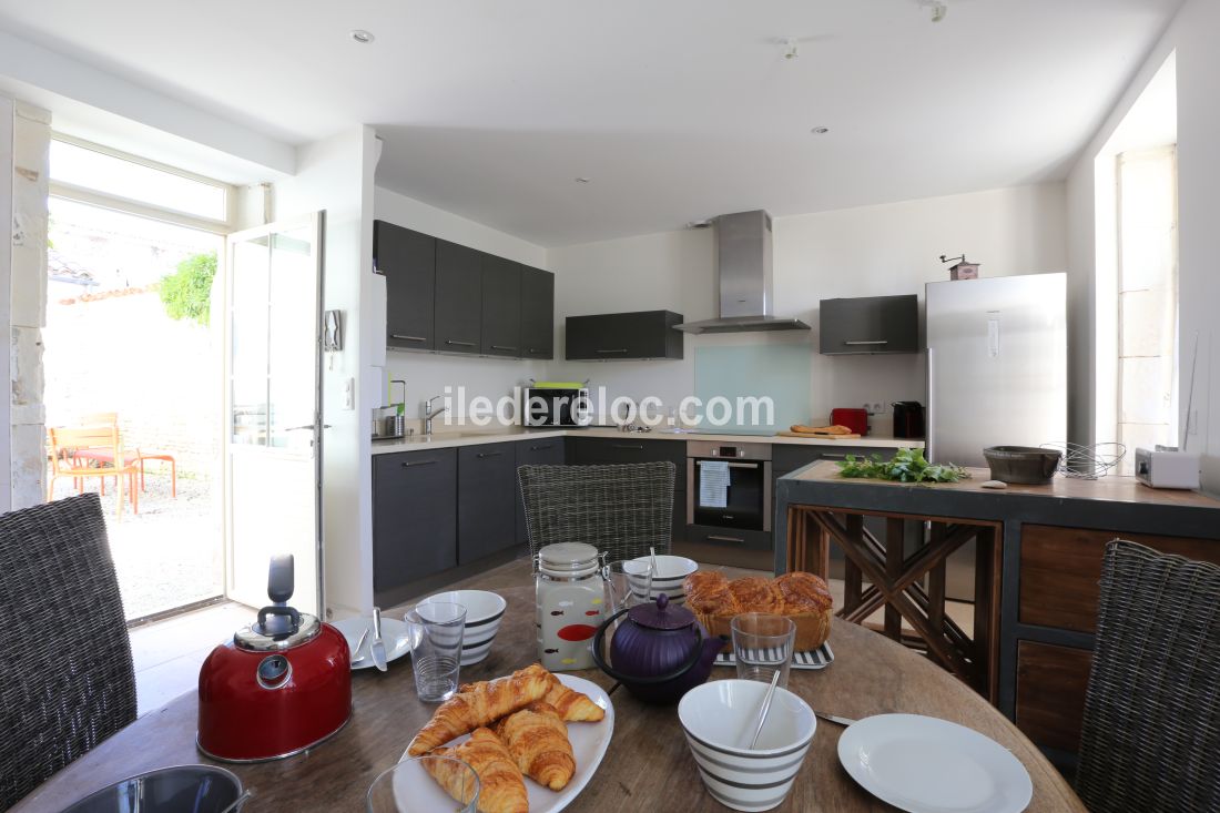 Photo 2 : CUISINE d'une maison située à La Couarde-sur-mer, île de Ré.