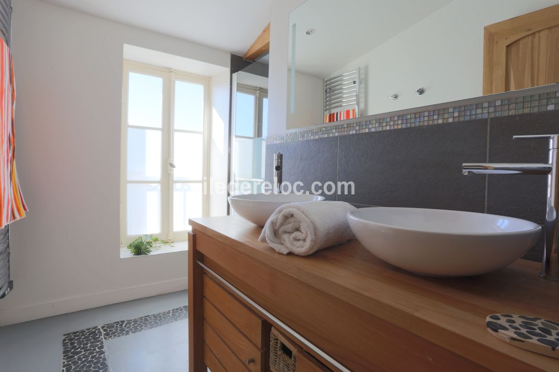 Photo 11 : SALLEDEBAIN d'une maison située à La Couarde-sur-mer, île de Ré.