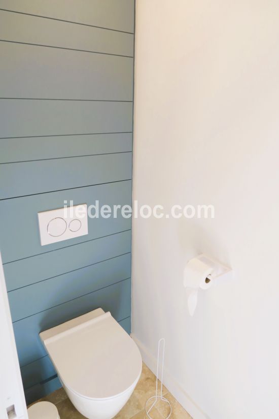 Photo 16 : WC d'une maison située à La Couarde-sur-mer, île de Ré.