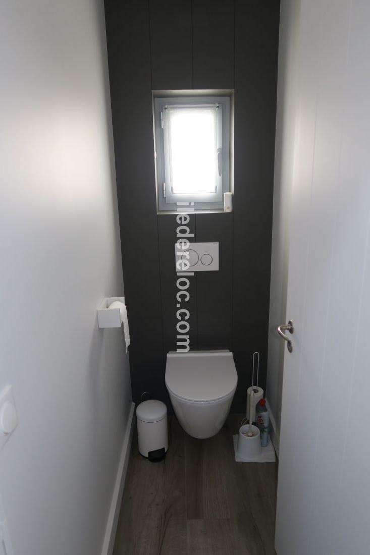 Photo 45 : WC d'une maison située à La Couarde-sur-mer, île de Ré.