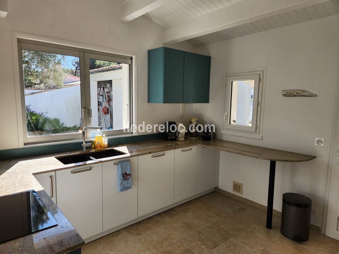 Photo 6 : CUISINE d'une maison situ&eacute;e &agrave; Les Portes-en-R&eacute;, &icirc;le de R&eacute;.