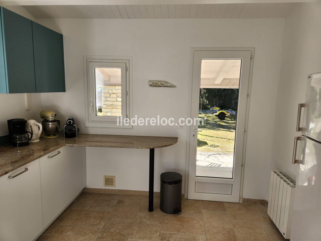 Photo 7 : CUISINE d'une maison situ&eacute;e &agrave; Les Portes-en-R&eacute;, &icirc;le de R&eacute;.