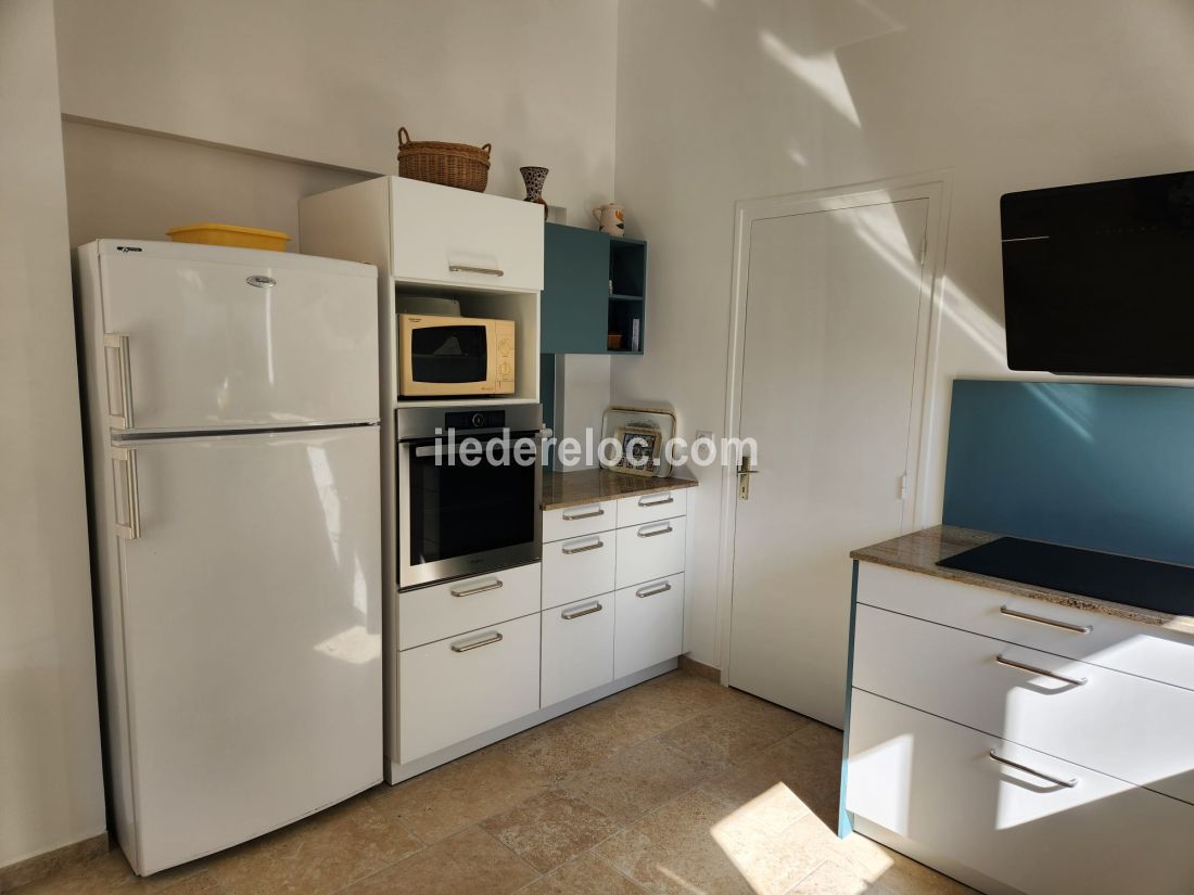 Photo 8 : CUISINE d'une maison situ&eacute;e &agrave; Les Portes-en-R&eacute;, &icirc;le de R&eacute;.