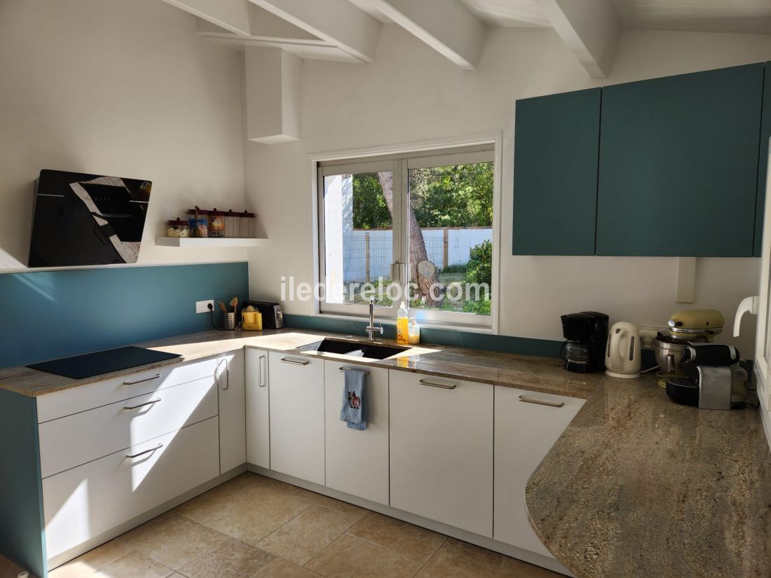 Photo 9 : CUISINE d'une maison situ&eacute;e &agrave; Les Portes-en-R&eacute;, &icirc;le de R&eacute;.