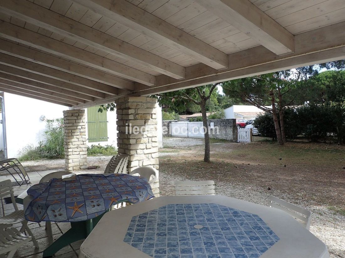 Photo 4 : TERRASSE d'une maison situ&eacute;e &agrave; Les Portes-en-R&eacute;, &icirc;le de R&eacute;.