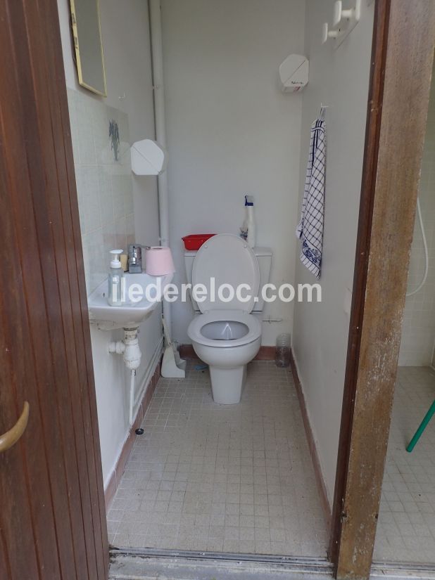 Photo 31 : WC d'une maison située à Les Portes-en-Ré, île de Ré.