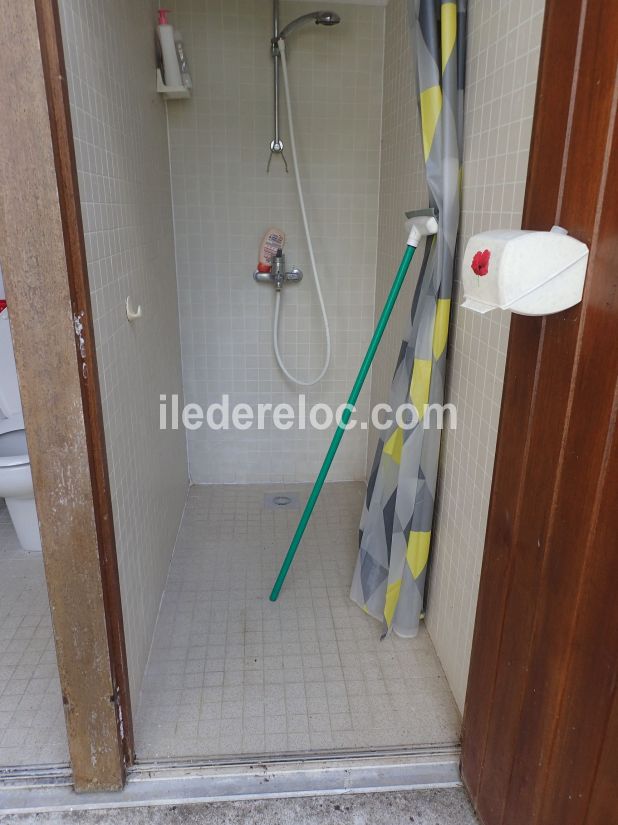 Photo 30 : SALLEDEBAIN d'une maison situ&eacute;e &agrave; Les Portes-en-R&eacute;, &icirc;le de R&eacute;.