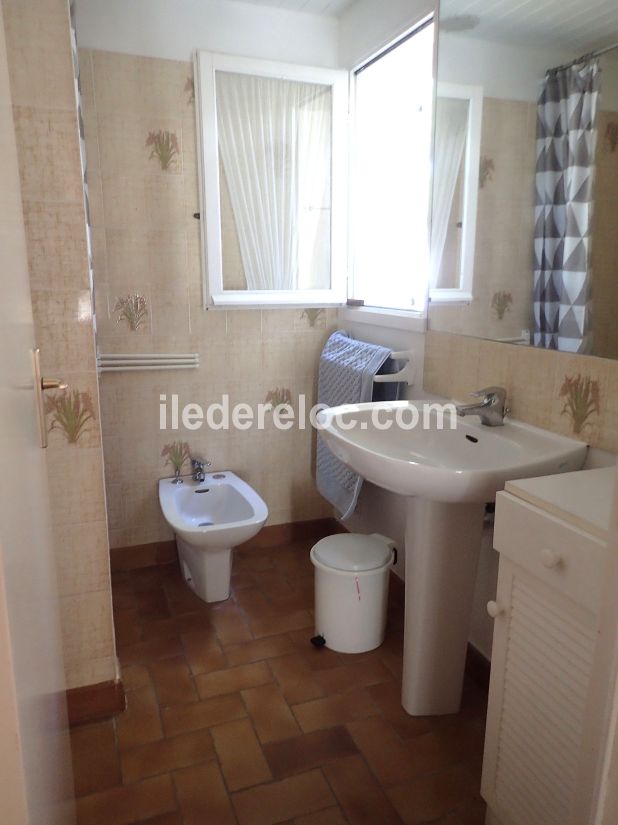 Photo 28 : SALLEDEBAIN d'une maison situ&eacute;e &agrave; Les Portes-en-R&eacute;, &icirc;le de R&eacute;.