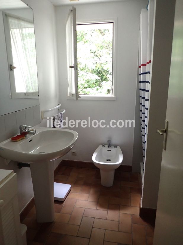 Photo 27 : SALLEDEBAIN d'une maison situ&eacute;e &agrave; Les Portes-en-R&eacute;, &icirc;le de R&eacute;.
