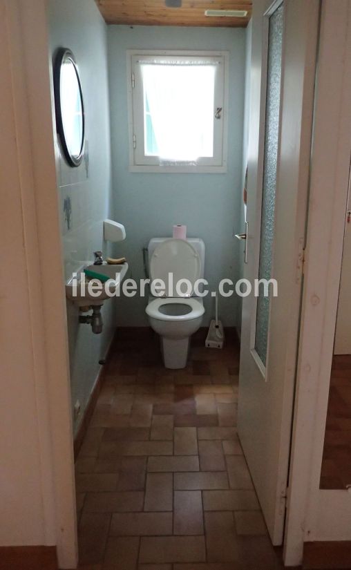 Photo 29 : WC d'une maison situ&eacute;e &agrave; Les Portes-en-R&eacute;, &icirc;le de R&eacute;.