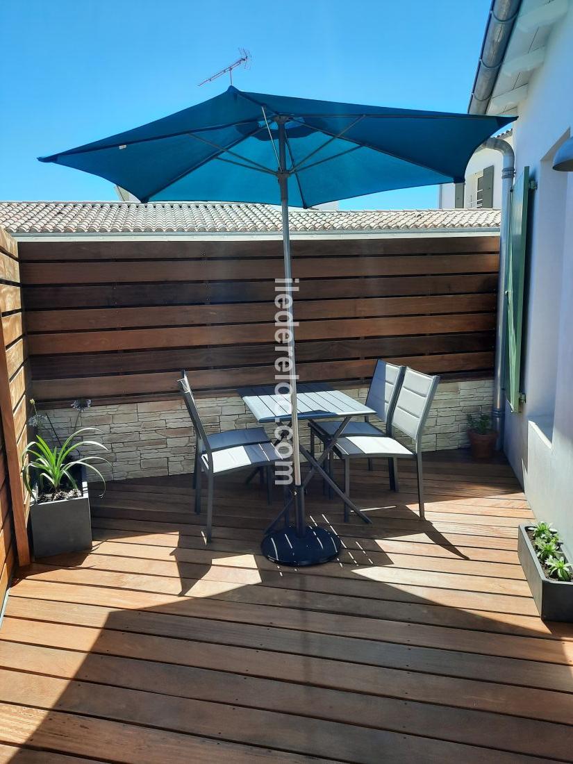 Photo 5 : TERRASSE d'une maison situ&eacute;e &agrave; La Flotte-en-R&eacute;, &icirc;le de R&eacute;.