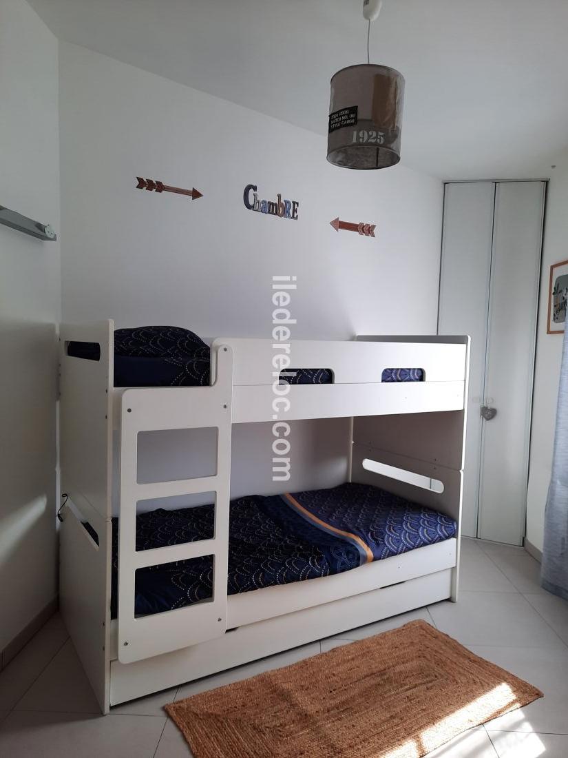 Photo 7 : CHAMBRE d'une maison situ&eacute;e &agrave; La Flotte-en-R&eacute;, &icirc;le de R&eacute;.