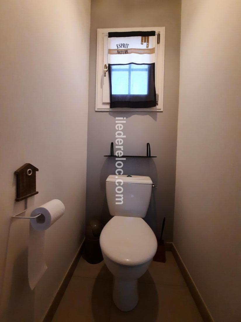 Photo 12 : WC d'une maison situ&eacute;e &agrave; La Flotte-en-R&eacute;, &icirc;le de R&eacute;.
