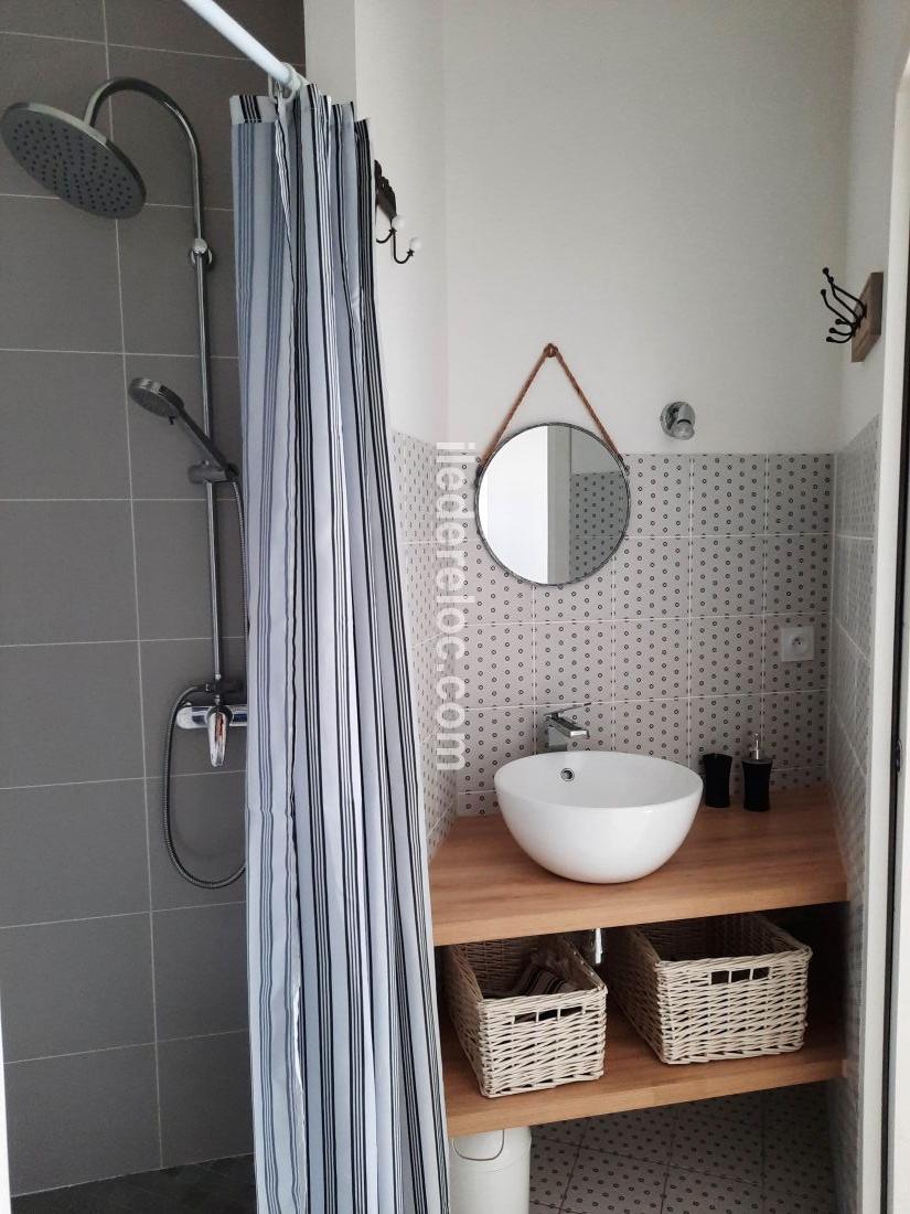 Photo 10 : SALLEDEBAIN d'une maison situ&eacute;e &agrave; La Flotte-en-R&eacute;, &icirc;le de R&eacute;.