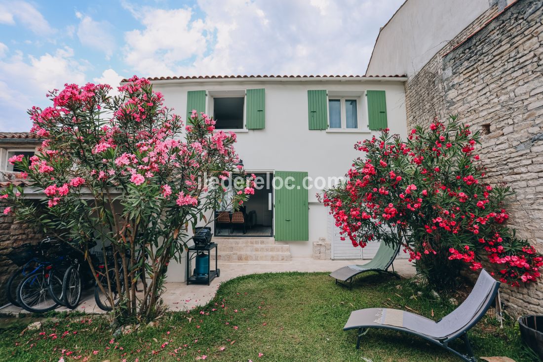 Photo 15 : JARDIN d'une maison situ&eacute;e &agrave; Le Bois-Plage-en-R&eacute;, &icirc;le de R&eacute;.