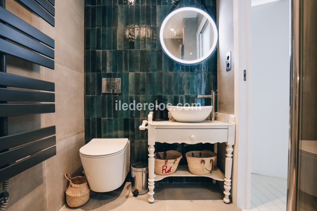 Photo 5 : SALLEDEBAIN d'une maison situ&eacute;e &agrave; Le Bois-Plage-en-R&eacute;, &icirc;le de R&eacute;.