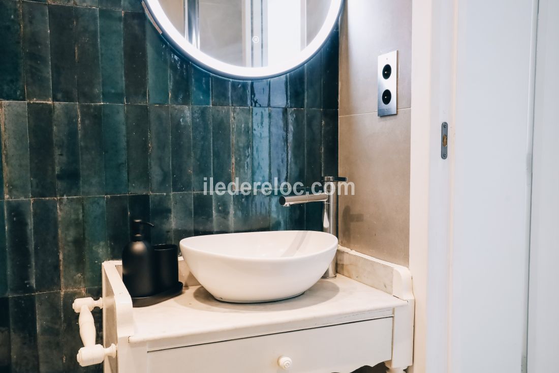 Photo 13 : SALLEDEBAIN d'une maison situ&eacute;e &agrave; Le Bois-Plage-en-R&eacute;, &icirc;le de R&eacute;.