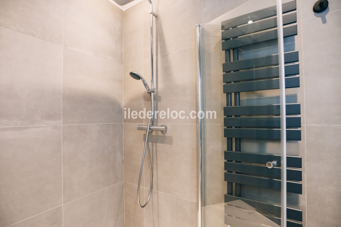 Photo 12 : SALLEDEBAIN d'une maison situ&eacute;e &agrave; Le Bois-Plage-en-R&eacute;, &icirc;le de R&eacute;.