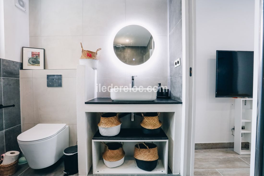 Photo 32 : SALLEDEBAIN d'une maison situ&eacute;e &agrave; Le Bois-Plage-en-R&eacute;, &icirc;le de R&eacute;.