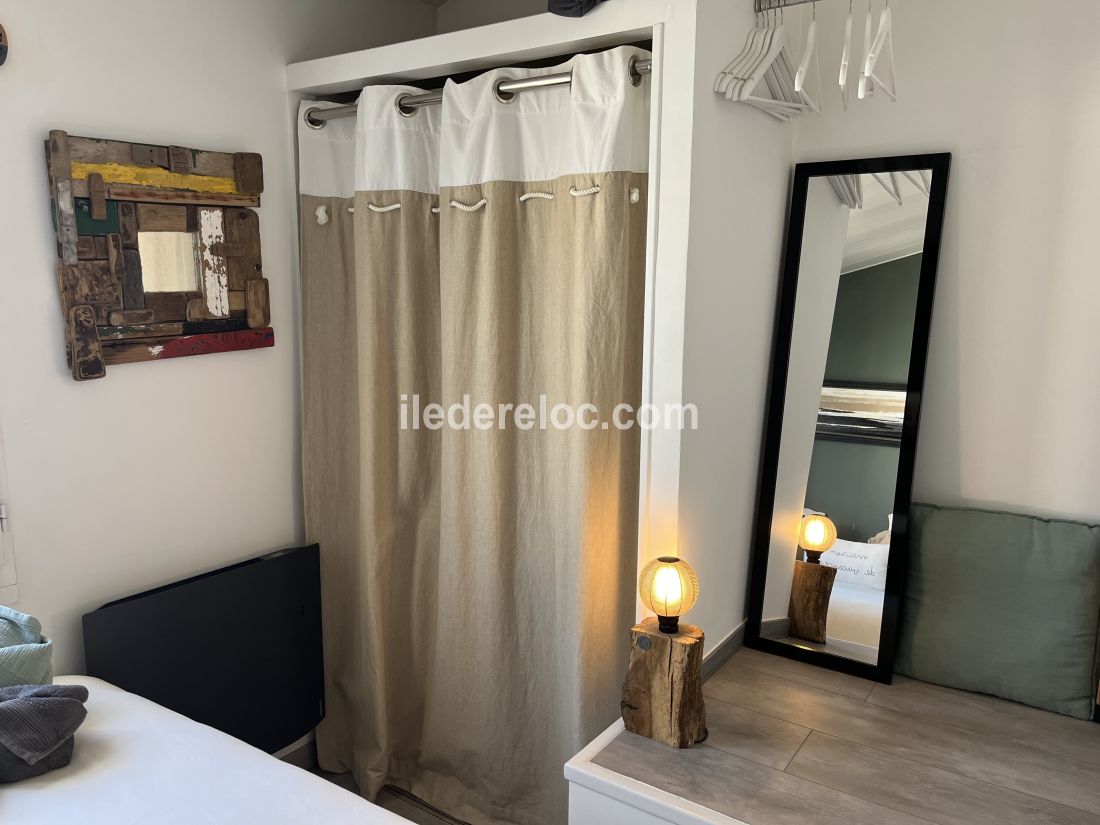 Photo 34 : CHAMBRE d'une maison situ&eacute;e &agrave; Saint-Martin-de-R&eacute;, &icirc;le de R&eacute;.