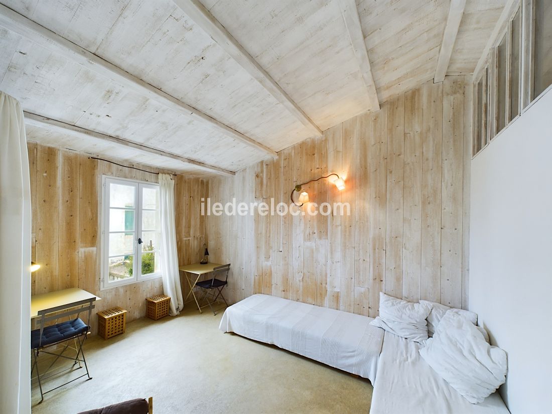 Photo 12 : CHAMBRE d'une maison situ&eacute;e &agrave; La Flotte-en-R&eacute;, &icirc;le de R&eacute;.