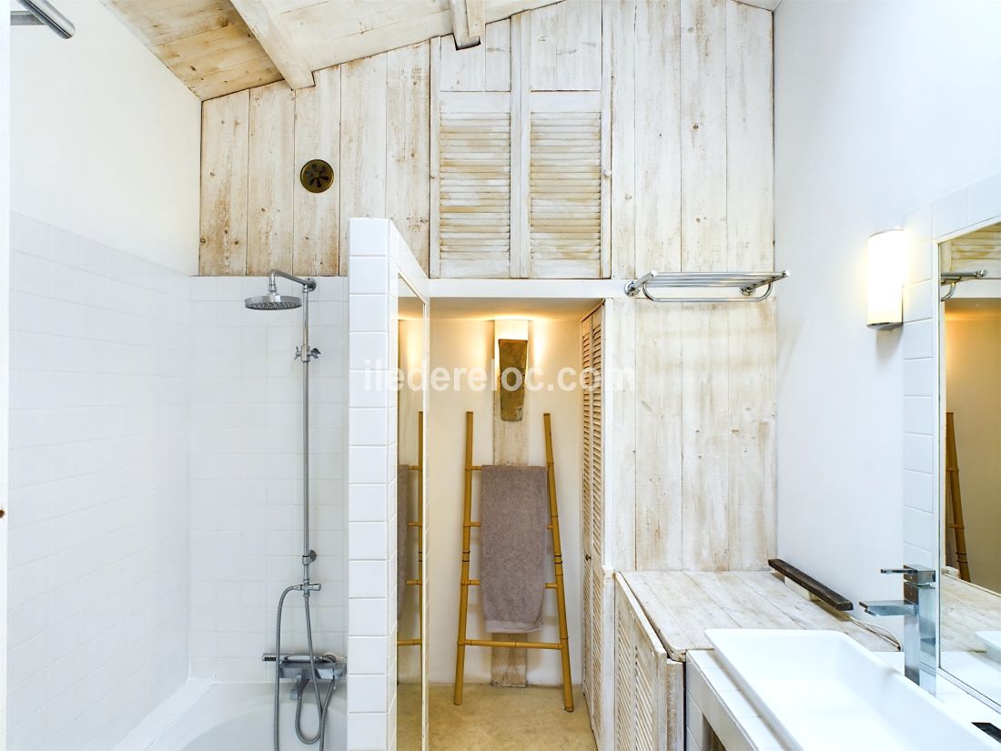 Photo 13 : SALLEDEBAIN d'une maison situ&eacute;e &agrave; La Flotte-en-R&eacute;, &icirc;le de R&eacute;.