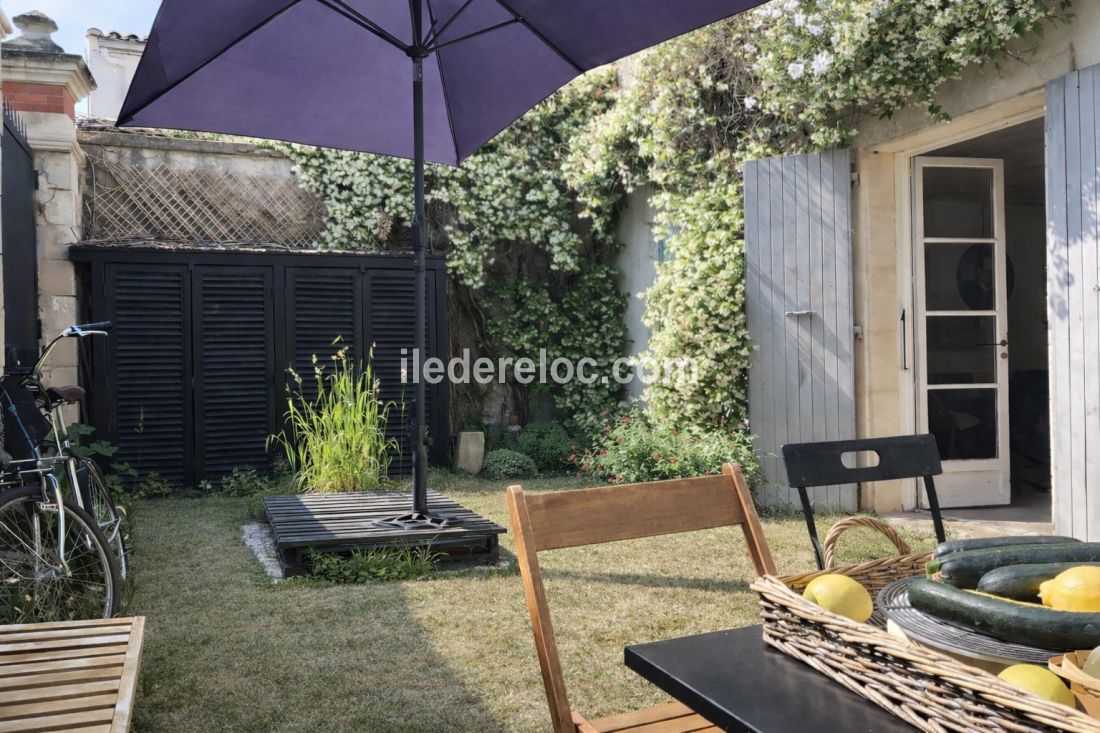 Photo 2 : JARDIN d'une maison situ&eacute;e &agrave; La Flotte-en-R&eacute;, &icirc;le de R&eacute;.