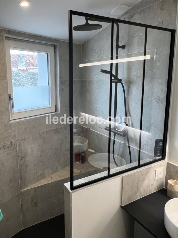 Photo 14 : SALLEDEBAIN d'une maison située à Loix, île de Ré.