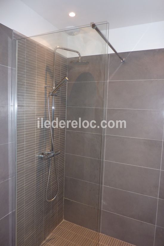 Photo 9 : SALLEDEBAIN d'une maison située à Le Bois-Plage-en-Ré, île de Ré.