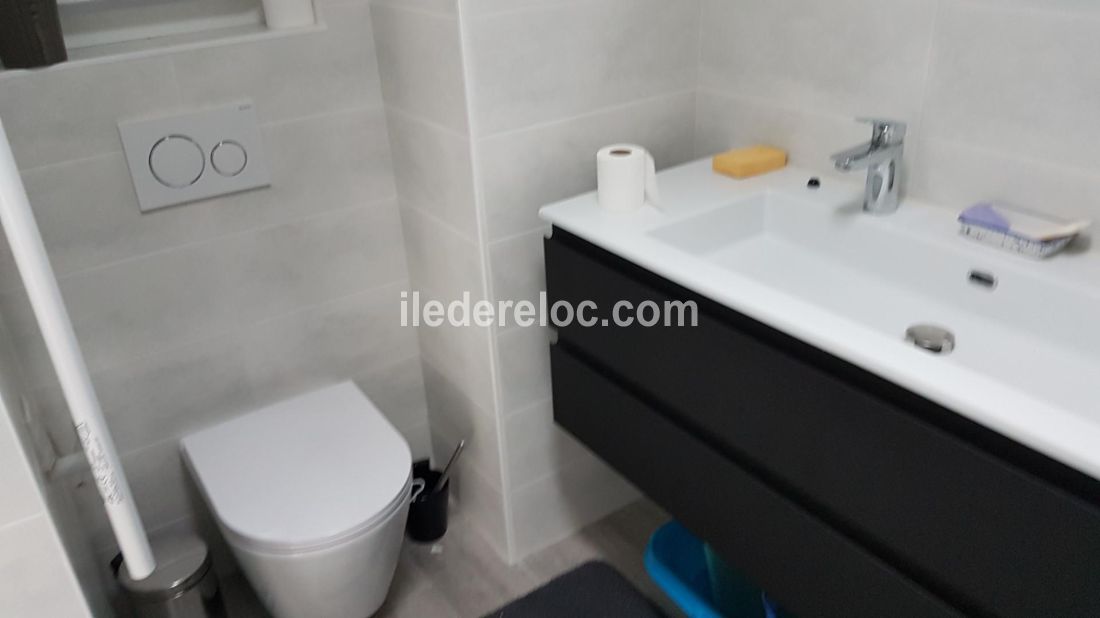 Photo 18 : SALLEDEBAIN d'une maison située à Le Bois-Plage-en-Ré, île de Ré.