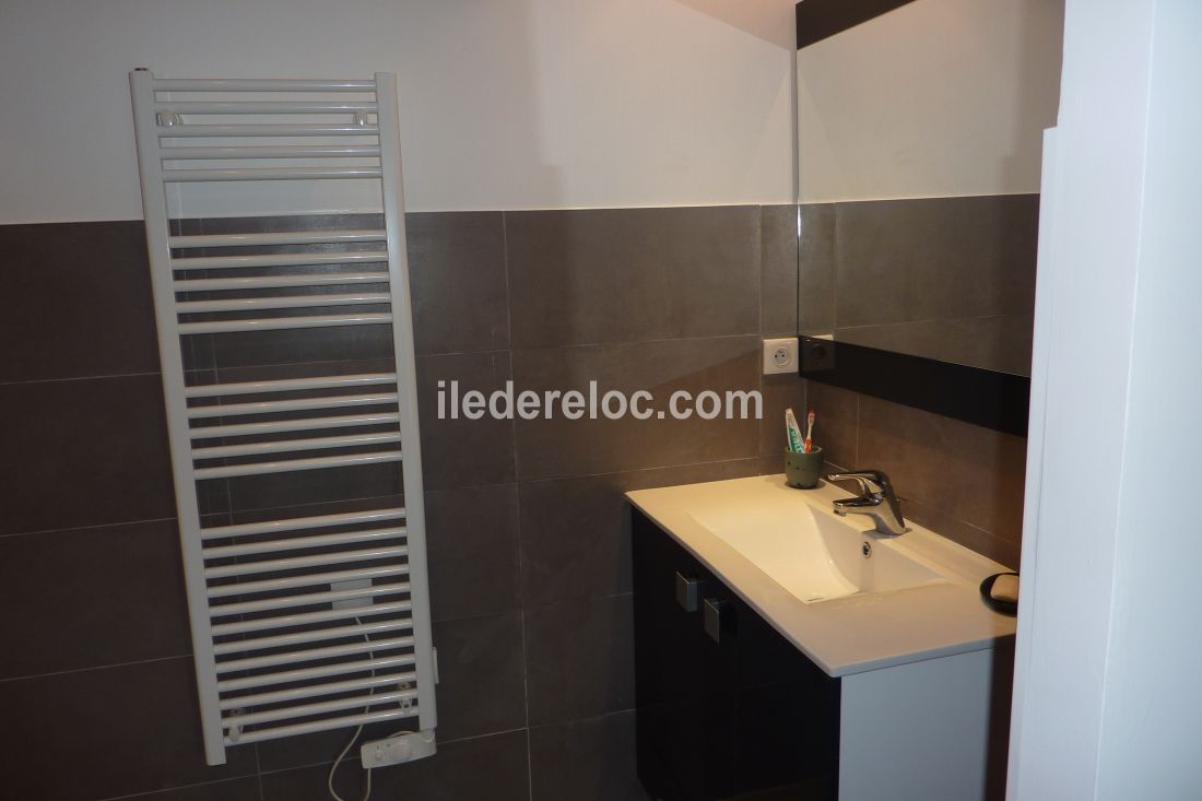 Photo 10 : SALLEDEBAIN d'une maison située à Le Bois-Plage-en-Ré, île de Ré.