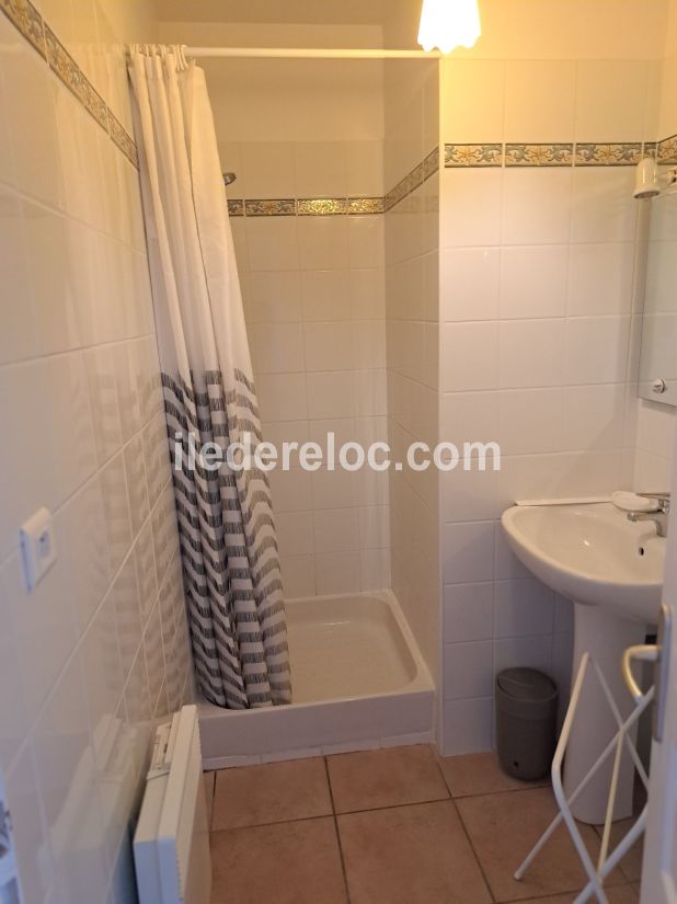 Photo 11 : SALLEDEBAIN d'une maison située à Rivedoux-Plage, île de Ré.