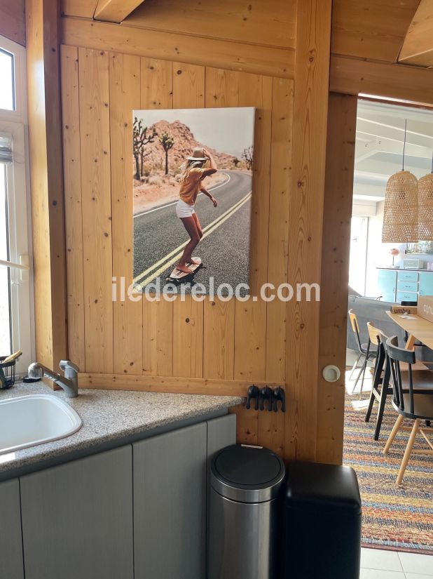 Photo 23 : CUISINE d'une maison située à Le Bois-Plage-en-Ré, île de Ré.