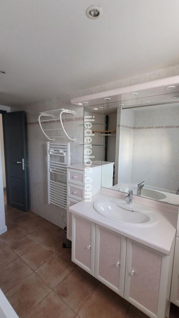 Photo 20 : SALLEDEBAIN d'une maison située à Le Bois-Plage-en-Ré, île de Ré.