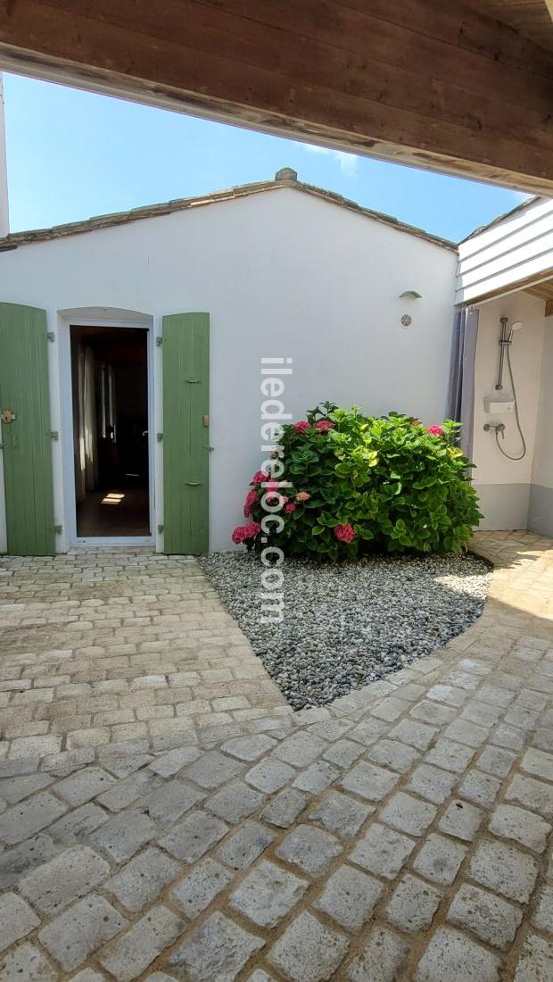 Photo 5 : PATIO d'une maison située à Le Bois-Plage-en-Ré, île de Ré.