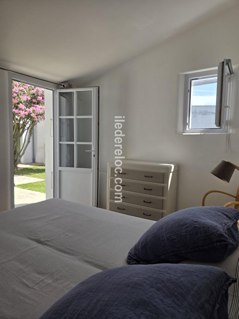 Photo 12 : CHAMBRE d'une maison située à Le Bois-Plage-en-Ré, île de Ré.