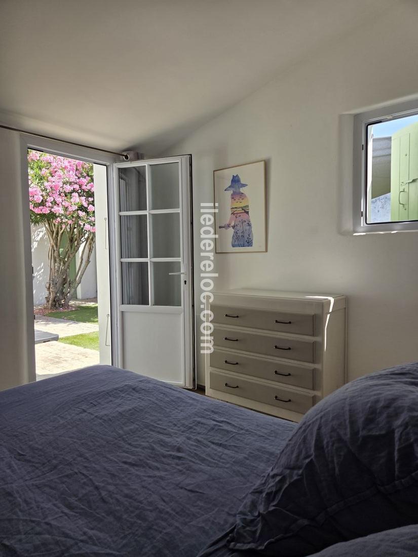 Photo 12 : CHAMBRE d'une maison situ&eacute;e &agrave; Le Bois-Plage-en-R&eacute;, &icirc;le de R&eacute;.