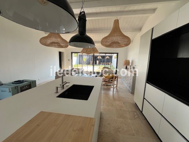 Photo 42 : CUISINE d'une maison située à Sainte-Marie-de-Ré, île de Ré.