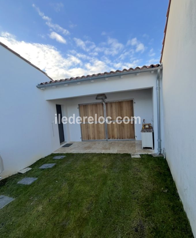 Photo 52 : ENTREE d'une maison située à Sainte-Marie-de-Ré, île de Ré.