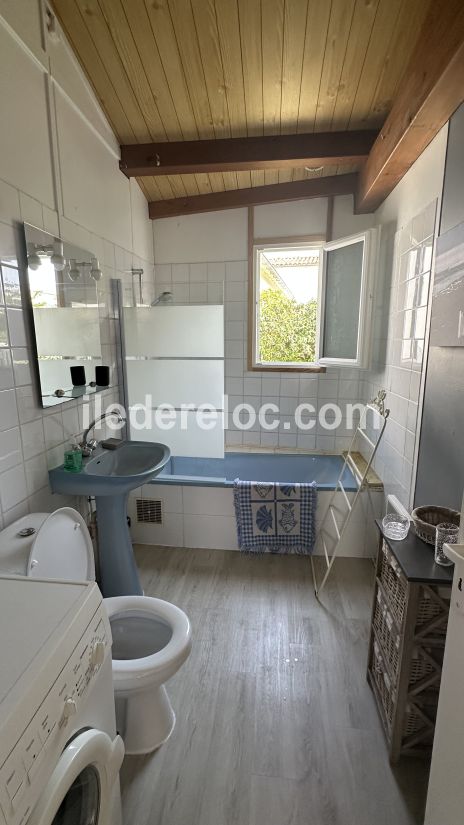 Photo 13 : SALLEDEBAIN d'une maison située à Les Portes-en-Ré, île de Ré.
