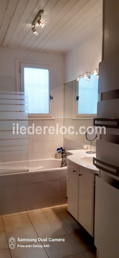 Photo 12 : SALLEDEBAIN d'une maison situ&eacute;e &agrave; Rivedoux-Plage, &icirc;le de R&eacute;.