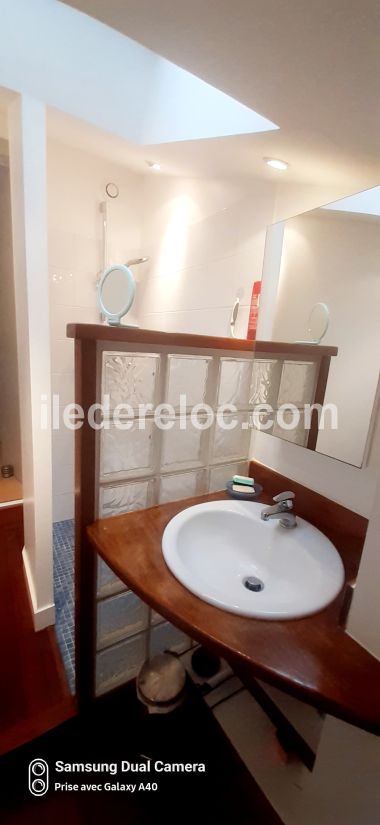 Photo 14 : SALLEDEBAIN d'une maison situ&eacute;e &agrave; Rivedoux-Plage, &icirc;le de R&eacute;.