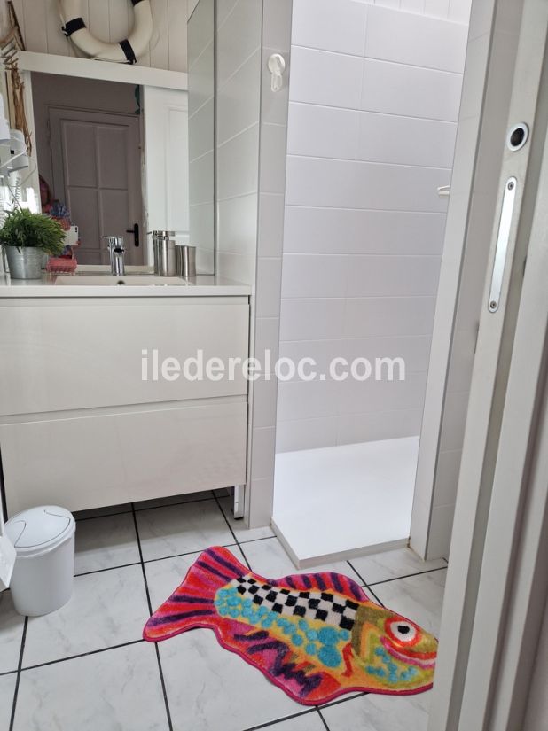 Photo 30 : SALLEDEBAIN d'une maison situ&eacute;e &agrave; La Flotte-en-R&eacute;, &icirc;le de R&eacute;.