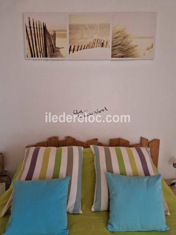 Photo 19 : CHAMBRE d'une maison situ&eacute;e &agrave; La Flotte-en-R&eacute;, &icirc;le de R&eacute;.