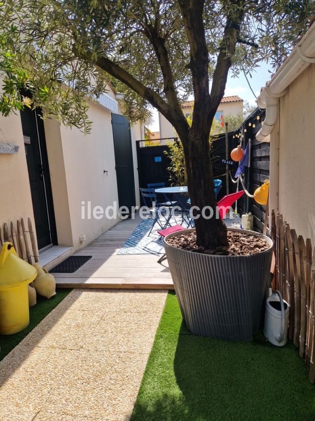 Photo 7 : TERRASSE d'une maison situ&eacute;e &agrave; La Flotte-en-R&eacute;, &icirc;le de R&eacute;.