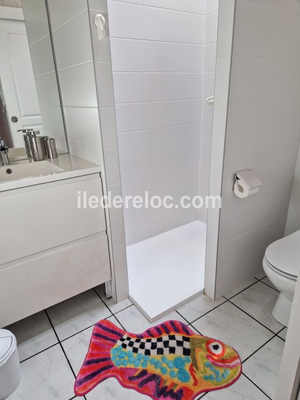 Photo 32 : SALLEDEBAIN d'une maison situ&eacute;e &agrave; La Flotte-en-R&eacute;, &icirc;le de R&eacute;.